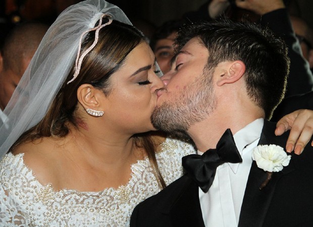 Preta beija o noivo Foto AgNews