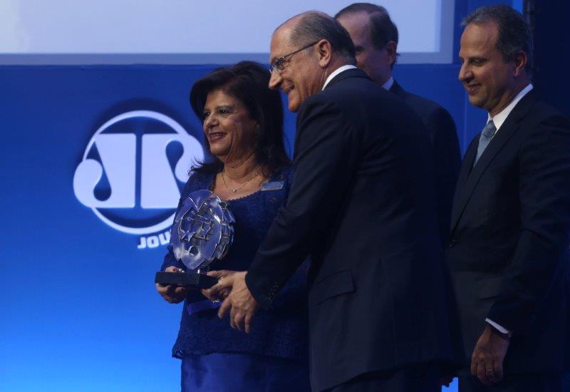 O governador entregou o prêmio especial à empresária Luiza Helena Trajano, por seu empreendedorismo e liderança feminina