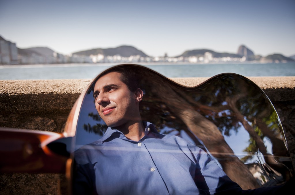 Retrato do músico João Kouyoumdjian no Rio de Janeiro.