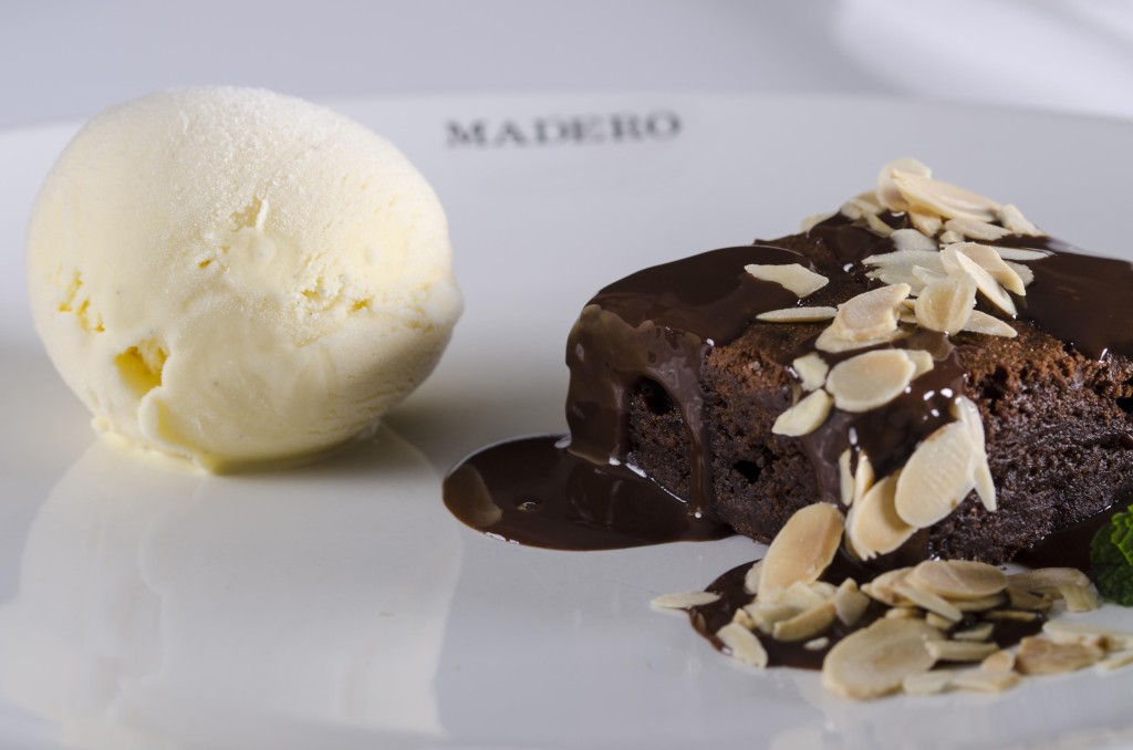 Brownie com Calda Quente de Chocolate e sorvete é uma das sobremesas mais pedidas do Madero em todo o país