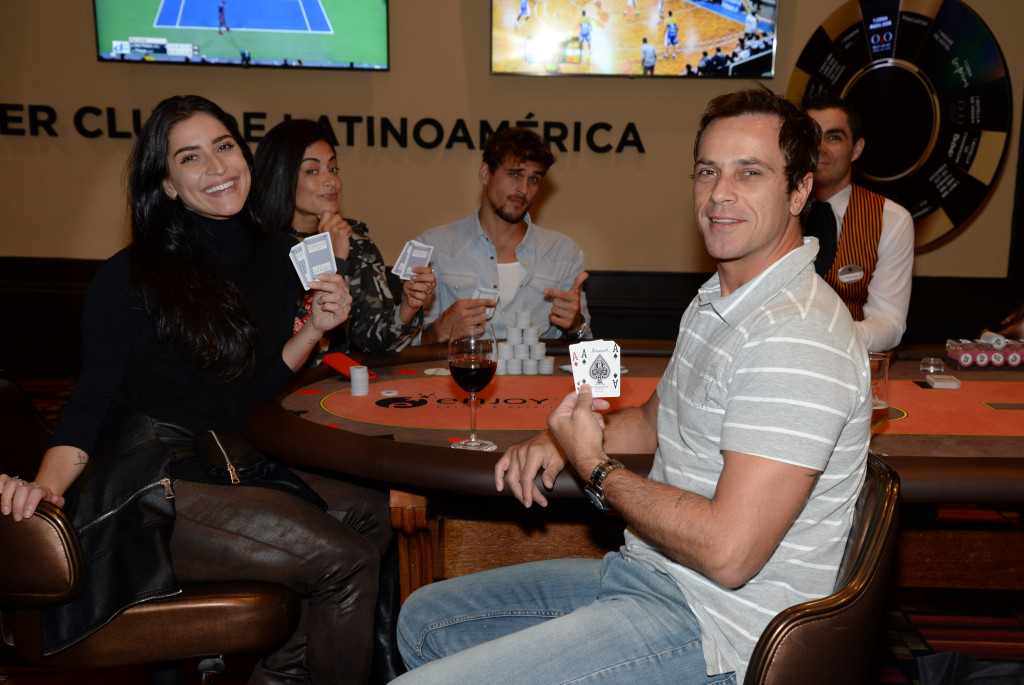 Maria Joana, Aline Riscado, Felipe Roque e Bernardo Muniz jogam poker no cassino do resort Enjoy Punta del Este