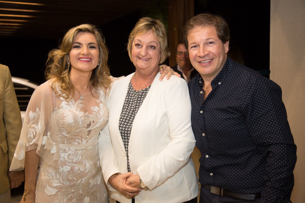 Los propietarios Patricia Fernandes y Marcelo Pires con la Ministra de Turismo de Uruguay Liliam Kechichian